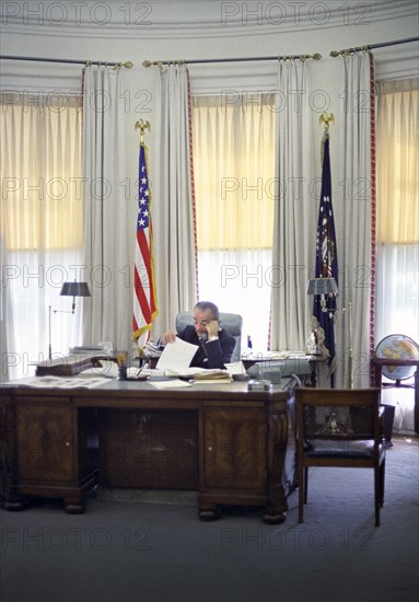 U.S. President Lyndon Johnson at his desk, on telephone, Oval Office, White House, Washington, D.C., USA, Frank Wolfe, April 12, 1968