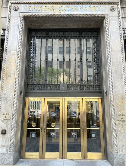 Saks Fifth Avenue Department Store, building exterior, entrance, Fifth Avenue, New York City, New York, USA