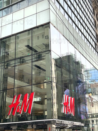 H&M store, building exterior with company logo, Fifth Avenue, New York City, New York, USA