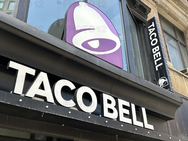 Taco Bell fast food restaurant, building exterior, New York City, New York, USA