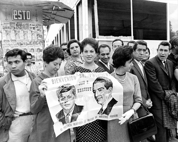 Spectators holding sign to greet U.S. President John F. Kennedy during his motorcade to Los Pinos, the official residence of the President of Mexico, Adolfo López Mateos, Mexico City, Mexico, USA, Robert Knudsen, White House Photographs, June 29, 1962