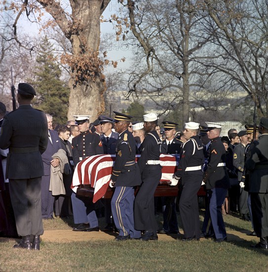 Honor guard pallbearers carrying flag-draped casket of U.S. President John F. Kennedy to gravesite, Arlington National Cemetery, Arlington, Virginia, USA, Cecil Stoughton, White House Photographs, November 25, 1963