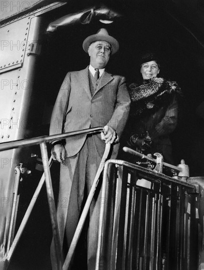 U.S. President Franklin D. Roosevelt and U.S. First Lady Eleanor Roosevelt disembarking train after returning from Hyde Park, New York, Washington, D.C., USA, Franklin D. Roosevelt Presidential Library & Museum, November 8, 1935