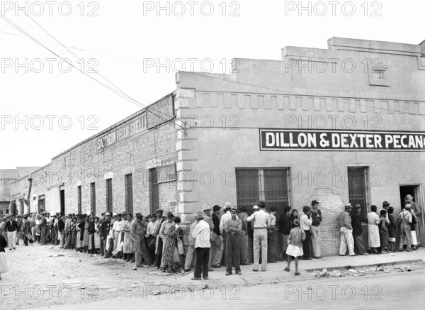 Food relief line, Mexican section, San Antonio, Texas, USA, Russell Lee, U.S. Farm Security Administration, March 1939