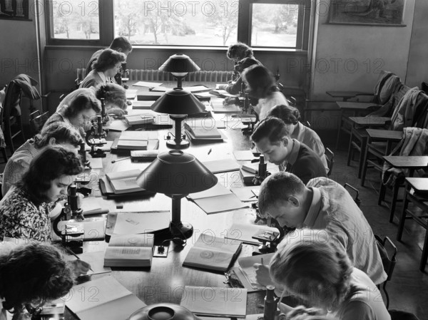 Freshmen zoology class, Iowa State University, Ames, Iowa, USA, Jack Delano, U.S. Farm Security Administration, May 1942