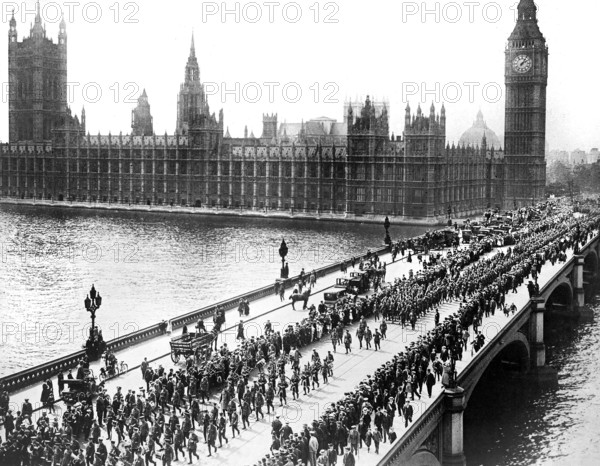 American troops on way to the front march through London amid the plaudits of the multitudes, crossing Westminster Bridge, London, England, UK, Underwood & Underwood, September 5, 1917