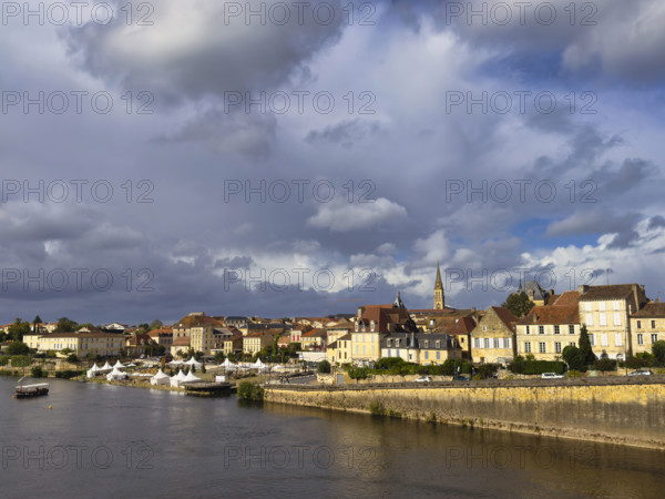 Village scenic along Dordogne River, Bergerac, France