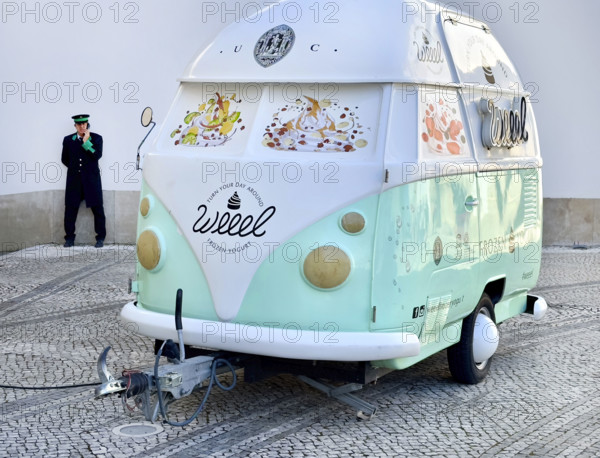 Frozen yogurt van, Coimbra, Portugal