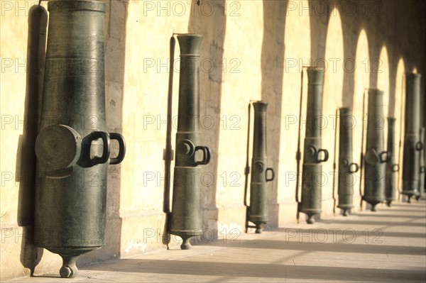 France, Paris 7e, cour des invalides 
musee de l'armee, canons, ombre des arcades,