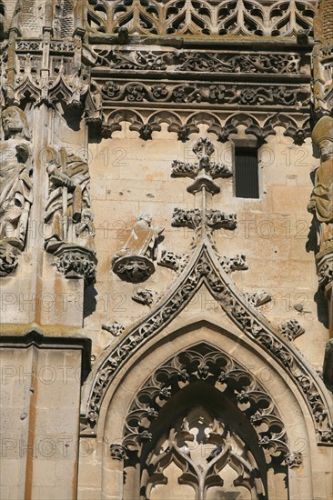 France, Haute Normandie, eure, verneuil sur avre, rue du nouveau monde, tour de la madeleine, eglise, art gothique, detail de la tour de la madeleine
(representation d'artus fillon agenouille, mecene de la tour)