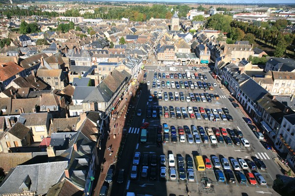 France, Haute Normandie, eure, verneuil sur avre, depuis le sommet de la tour de la madeleine, parking vehicules, place,