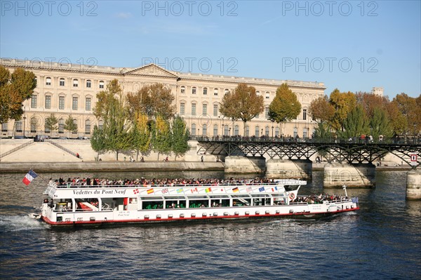 France, Paris 6e-1er, pont des arts et musee du louvre en fond, vedette du Pont Neuf, bateau de tourisme, Seine,