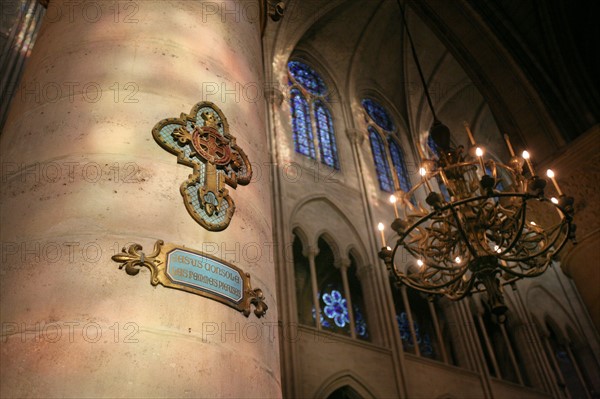 France, Paris 4e, ile de la cite, cathedrale Notre-Dame de Paris, art gothique et neo gothique, nef, detail d'un pilier, chemin de croix,