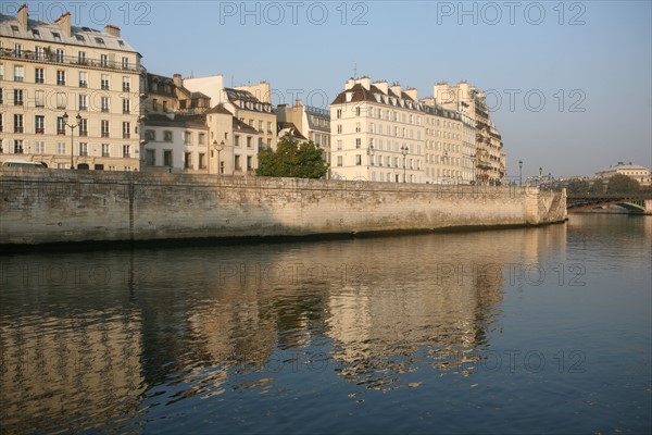 France, Paris 4e, ile de la cite, quai aux fleurs, la Seine, immeubles,