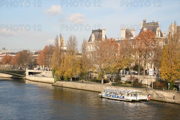 France, Paris 4e, la Seine, quai de l'hotel de ville et batobus