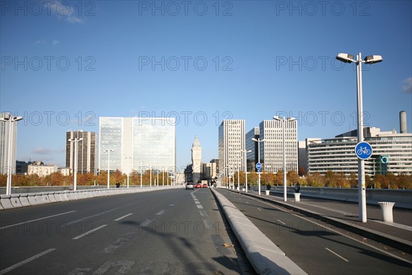 France, Paris 13e, pont charles de gaulle, tour de la gare de Lyon, circulation, immeubles, rue vide,