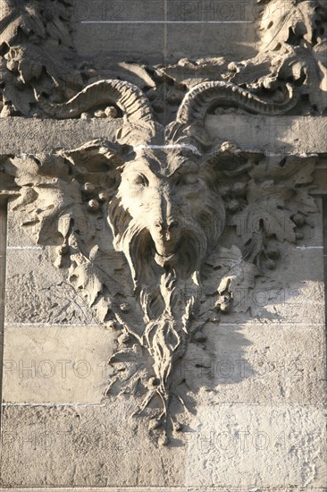 France, Paris 16e, rue raynouard, detail de la facade d'immeuble no16, belier, decor animalier,