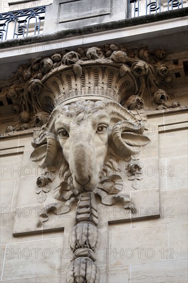 France, Paris 16e, detail de facade d'immeuble no8 rue jean richepin, belier, decor animalier,