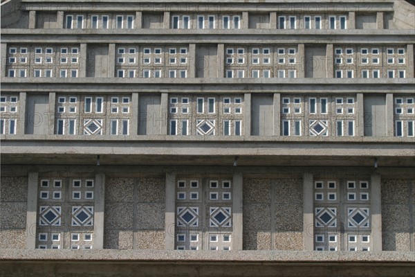 France: Normandie, Seine Maritime, le havre, architecte auguste perret detail exterieur de l'eglise saint joseph, vitraux de formes geometriques,