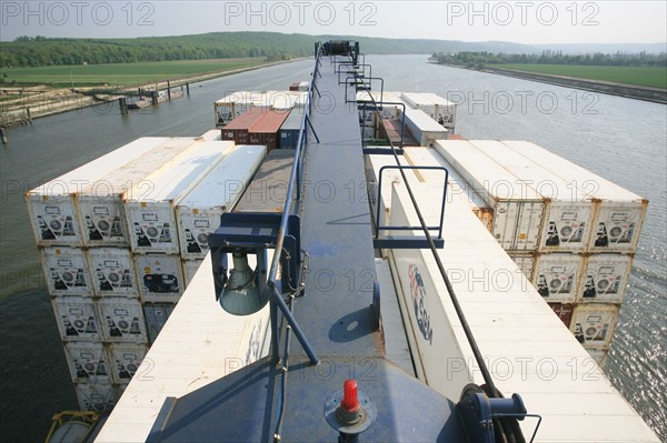 France: Normandie, Seine Maritime, vallee de la Seine, grand port de mer de Rouen, descente de Seine du CMA-CGM Fort Saint Pierre, porte conteneurs, container