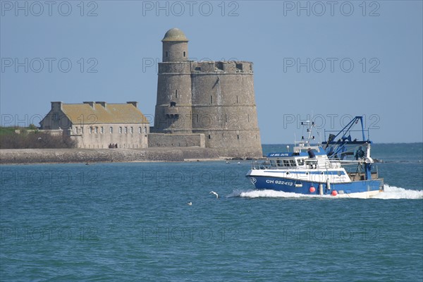 France, Basse Normandie, Manche, val de saire, ile tatihou, face a saint vaast la hougue, chalutier, retour au port, maree haute, bateau de peche, tour vauban,