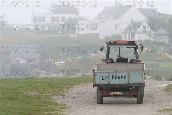 France, Basse Normandie, Manche, iles chausey, au large de granville, grande ile, brouillard, tracteur dans la brume,