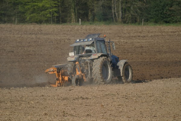France: Normandie, agriculture, tracteur labourant un champ,