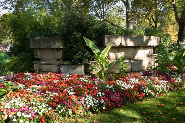 France, Paris 4e, square Henri galli, jardin, fleurs, vestiges de la muraille de philippe auguste,
