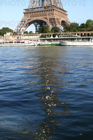 France, Paris 7e, au pied de la Tour Eiffel, reflets de la tour dans la Seine, effets de lumiere,