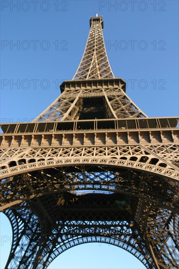 France, Paris 7e, au pied de la Tour Eiffel, dame de fer, champ de mars, touristes,