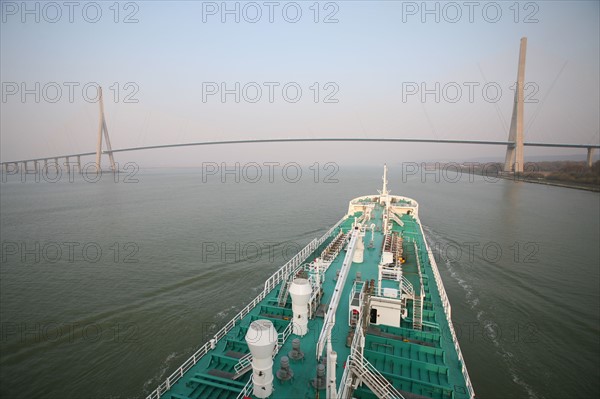 France : Normandie, Seine Maritime, vallee de la Seine, grand port de mer de Rouen, montee de Seine en compagnie du pilote Emmanuel Fournier a bord du navire bro sincero, destination port jerome, pont de Normandie