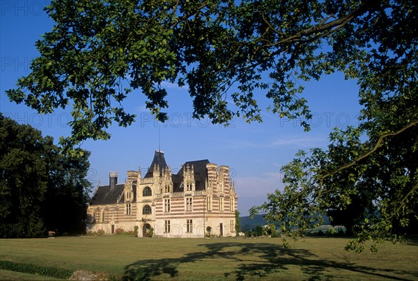 France, Haute Normandie, Seine Maritime, vallee de la Seine, saint maurice d'etelan, chateau d'etelan, renaissance, appareil de brique et pierre, parc, jardin, arbre,