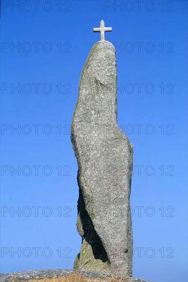 France, Bretagne, Finistere nord, cotes des abers, brignogan, menhir christiannise, megalithe, religion, croix,