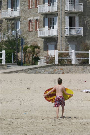 France, Bretagne, Cotes d'Armor, cotes d'Emeraude, saint cast le guildo, la grande plage, adolescent, planche de surf,