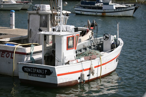 France, Bretagne, Finistere sud, pays bigouden, le guilvinec, port de peche, petit bateau de peche a quai, chalutier,