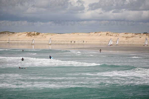 France, Bretagne, Finistere sud, pays bigouden, pointe de la torche, sable, dunes, spot de surf, surfeurs, ecole de surf,
