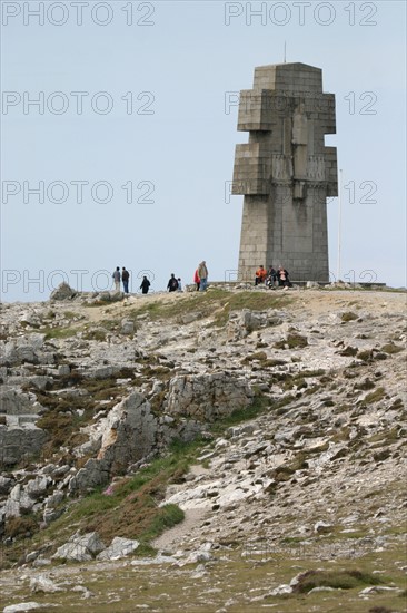 France, Bretagne, Finistere, presqu'ile de crozon, pointe de pen hir, camaret sur mer, monument aux morts, memorial,