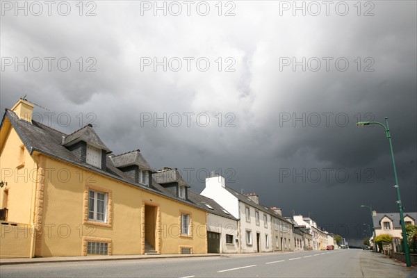 France, Bretagne, Finistere, monts d'arree, ciel nuageux, Brasparts, Monts d'Arree, rue principale avant l'orage