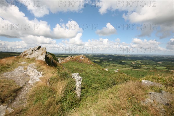 France, Bretagne, Finistere, monts d'arree, au sommet du roc'h trevezel, point culminant a 364 metres, paysage, rochers, lande sauvage,