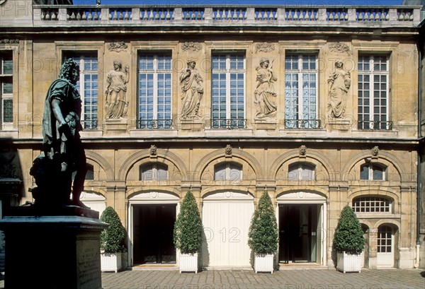 France, Paris 3e, le marais, hotel carnavalet, musee de l'histoire de Paris, 23 rue de sevigne, premiere cour, statue de Louis XIV,