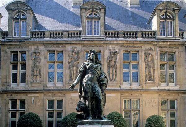 France, Paris 3e, le marais, hotel carnavalet, musee de l'histoire de Paris, 23 rue de sevigne, premiere cour, statue de Louis XIV,