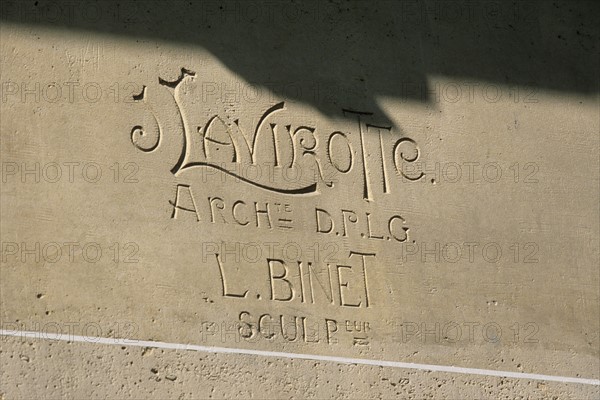 Building 23 avenue de Messine in Paris (detail)