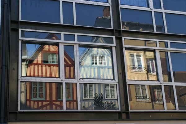 France, Haute Normandie, Seine Maritime, Rouen, rue Martainville, habitat traditionnel se refetant dans des vitres, maisons a pans de bois, colombages, fenetres, medieval, rue Martainville
deux epoques face a face