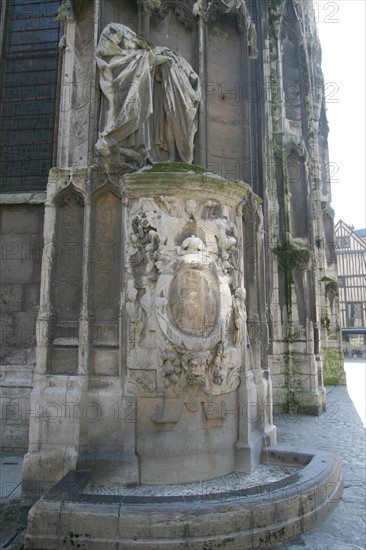 France, Haute Normandie, Seine Maritime, Rouen, fontaine saint Maclou adossee a l'eglise saint maclou rue Martainville, sculpture,