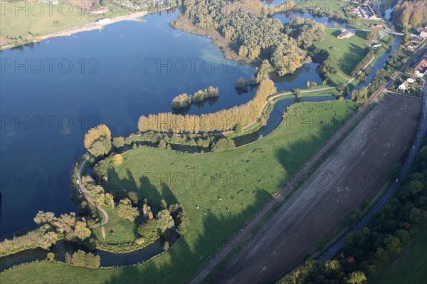 France, Haute Normandie, Seine Maritime, pays de la bresle maritime, vue aerienne, survol de la vallee de la bresle maritime, champs, agriculture, etangs, gamaches