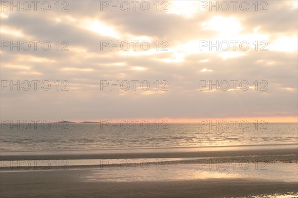 France, Basse Normandie, Manche, plages du debarquement, ciel nuageux, utah beach, plage, coucher de soleil,