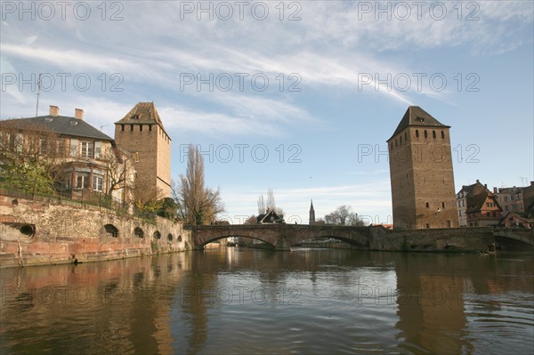 France, alsace, bas rhin, strasbourg, croisiere fluviale sur l'Ill pendant la periode des marches de noel, maisons sur les quais, habitat traditionnel, la petite france, les ponts couverts,