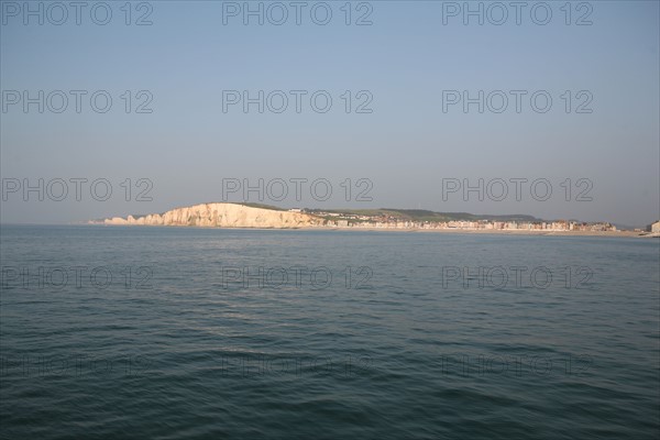 France, somme, entre picardie et Normandie, mers les bains, face au treport, pays de la bresle maritime, vue sur la cote et les falaises, cote d'albatre, depuis le large,