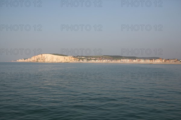 France, somme, entre picardie et Normandie, mers les bains, face au treport, pays de la bresle maritime, vue sur la cote et les falaises, cote d'albatre, depuis le large,