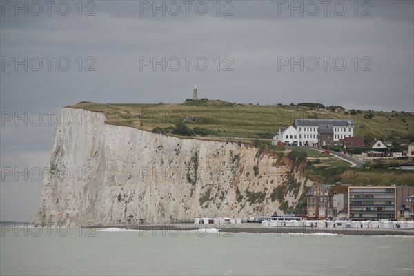 France, somme, entre picardie et Normandie, mers les bains, face au treport, pays de la bresle maritime, vue sur la cote et les falaises, cote d'albatre, mers les bains